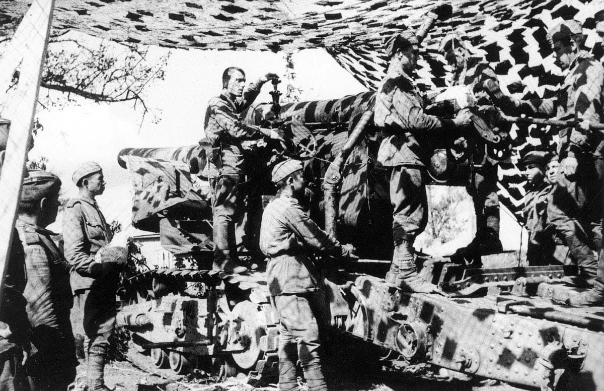 A Soviet 203mm B-4 Howitzer opens fire on Berlin