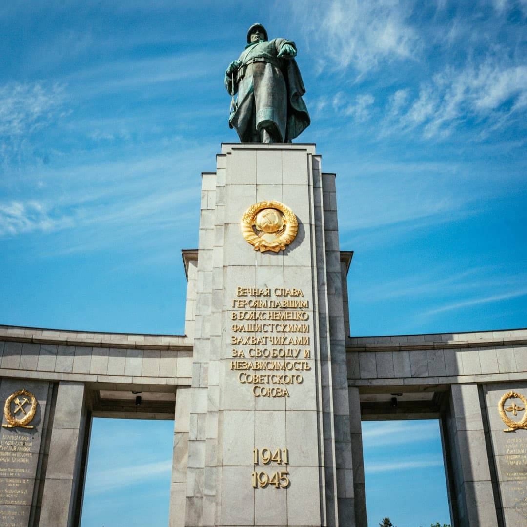 Soviet soldier at the Soviet War Memorial in the Tiergarten