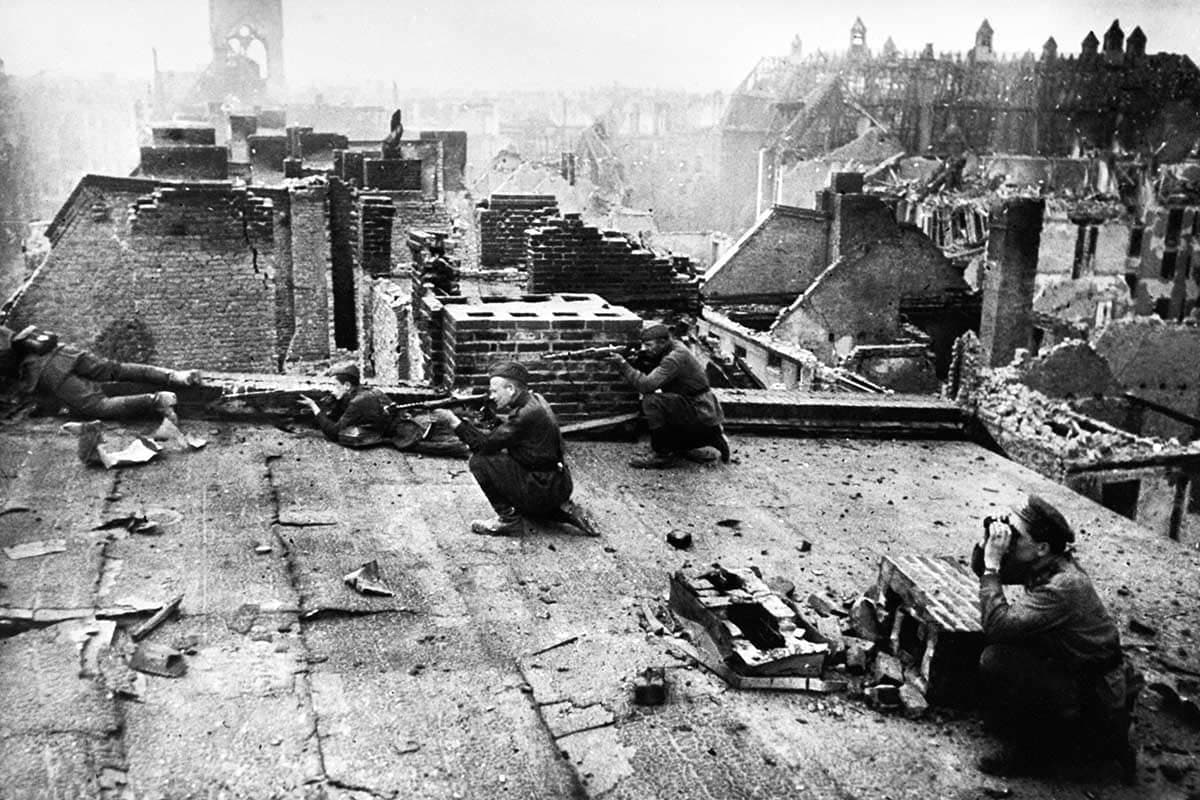 Soviet soldiers searching for targets in Berlin - April 24th 1945
