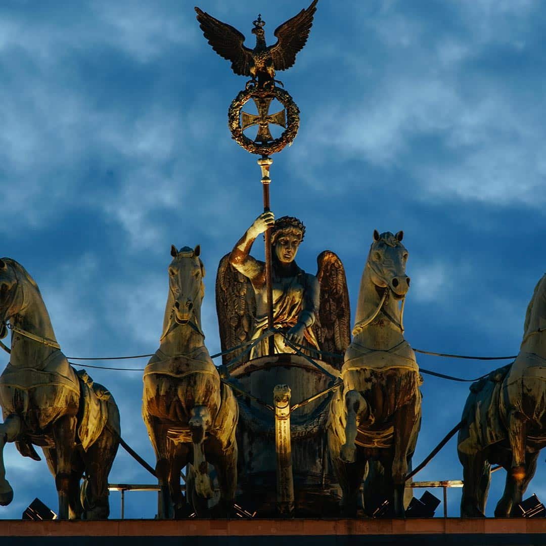 Walk Through The Brandenburg Gate Berlin Experiences