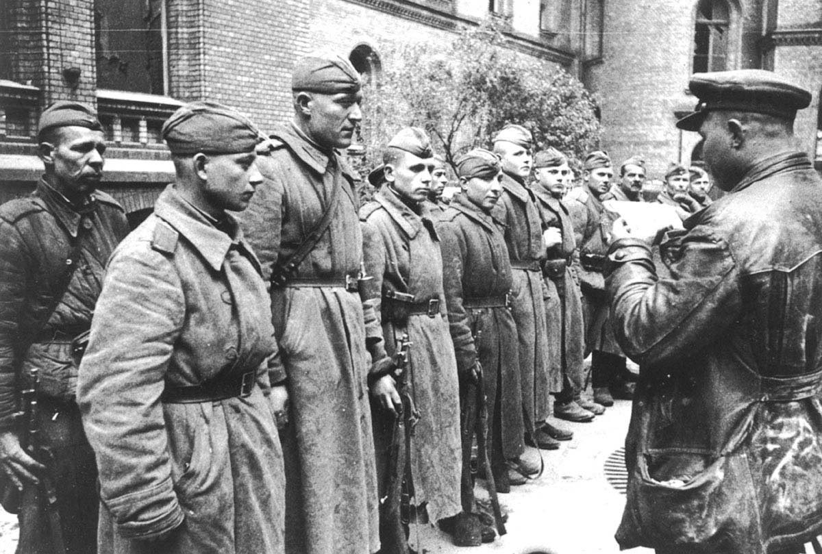 Senior Lieutenant Nikitin reads the order of the day to his men on May 1st 1945