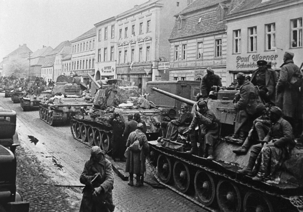 Soviet tankers move into Berlin's outskirts